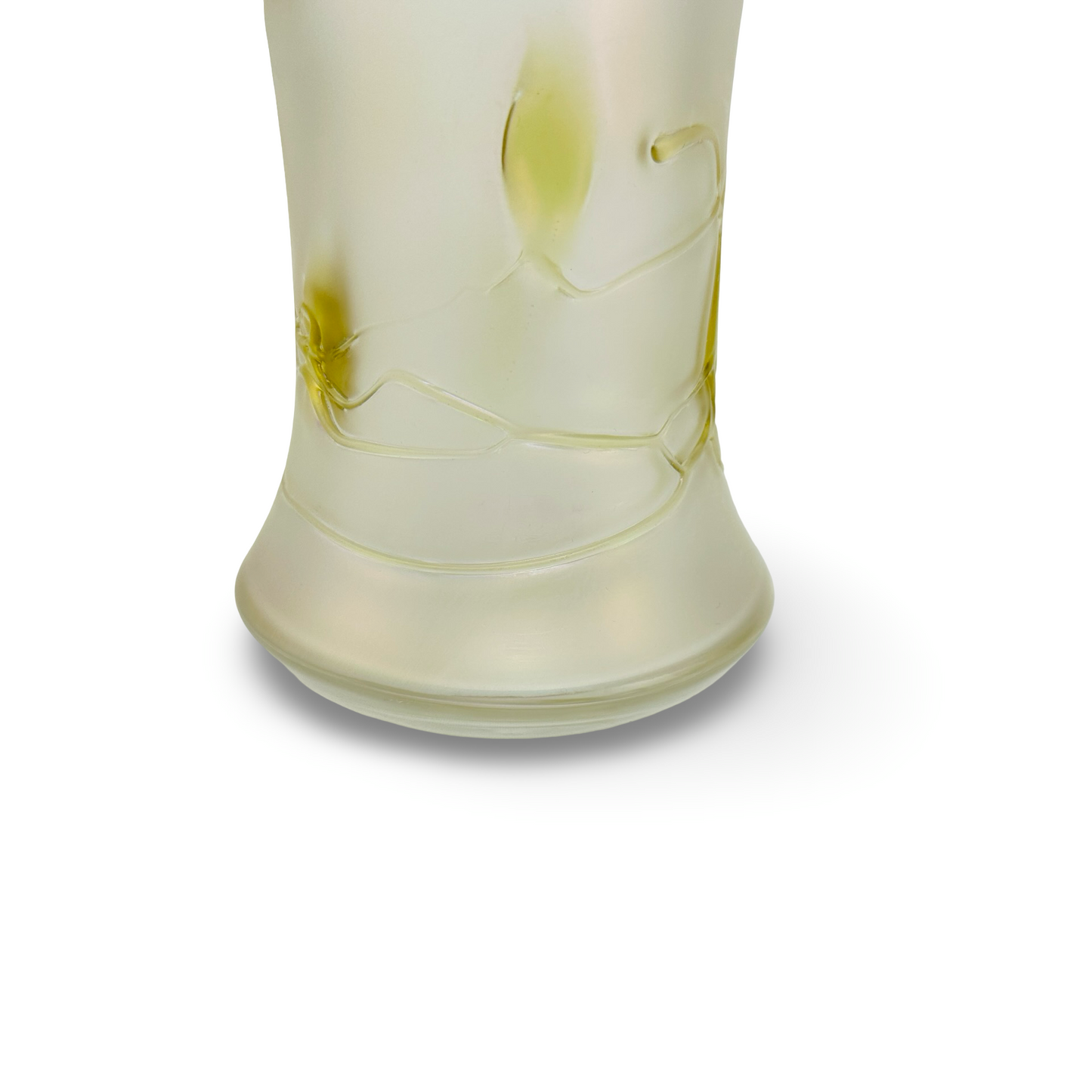 Böhmische Jugendstil-Trompetenvase aus satiniertem Glas mit zarten Fadenauflagen und floralem Design