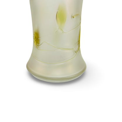 Detail des unteren Vasenbereichs mit erhobenen Glasfäden, gelbgrüner Blüte und breitem Standfuß