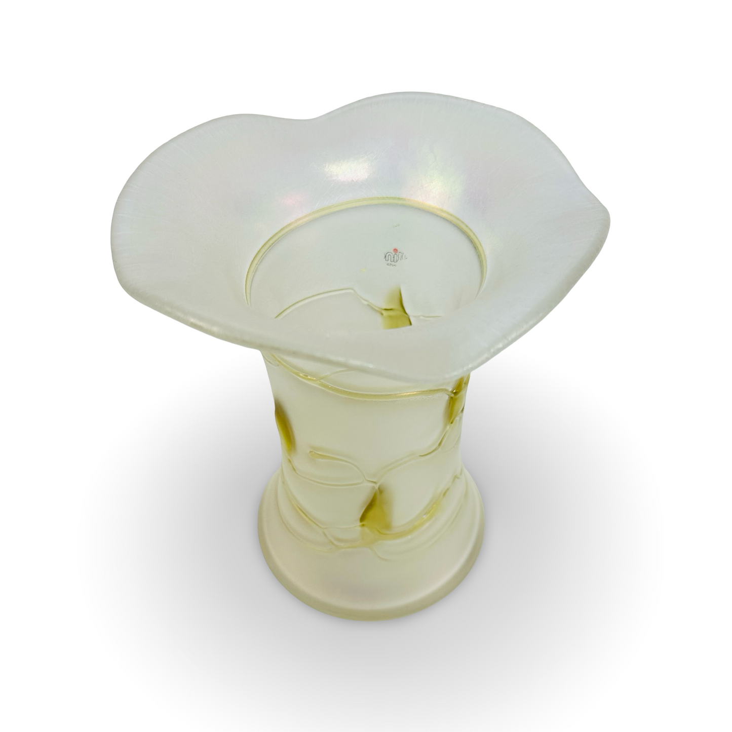 Böhmische Jugendstil-Trompetenvase aus satiniertem Glas mit Fadenauflage und Blütenapplikationen, warm gelblich getönt, elegante Fanfarenform