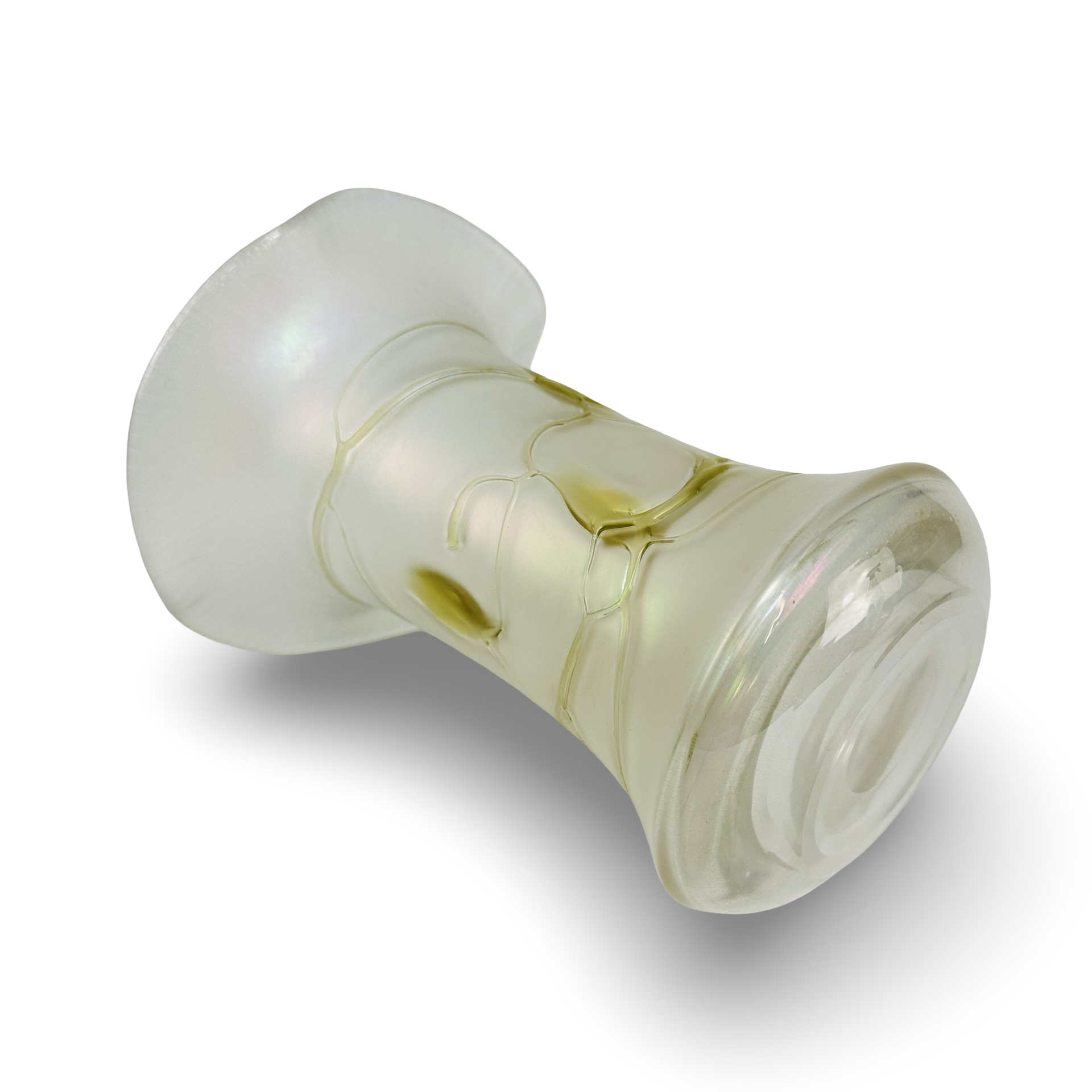 Böhmische Jugendstil-Trompetenvase aus satiniertem Glas mit iridisierender Mündung und filigranen Blütenapplikationen