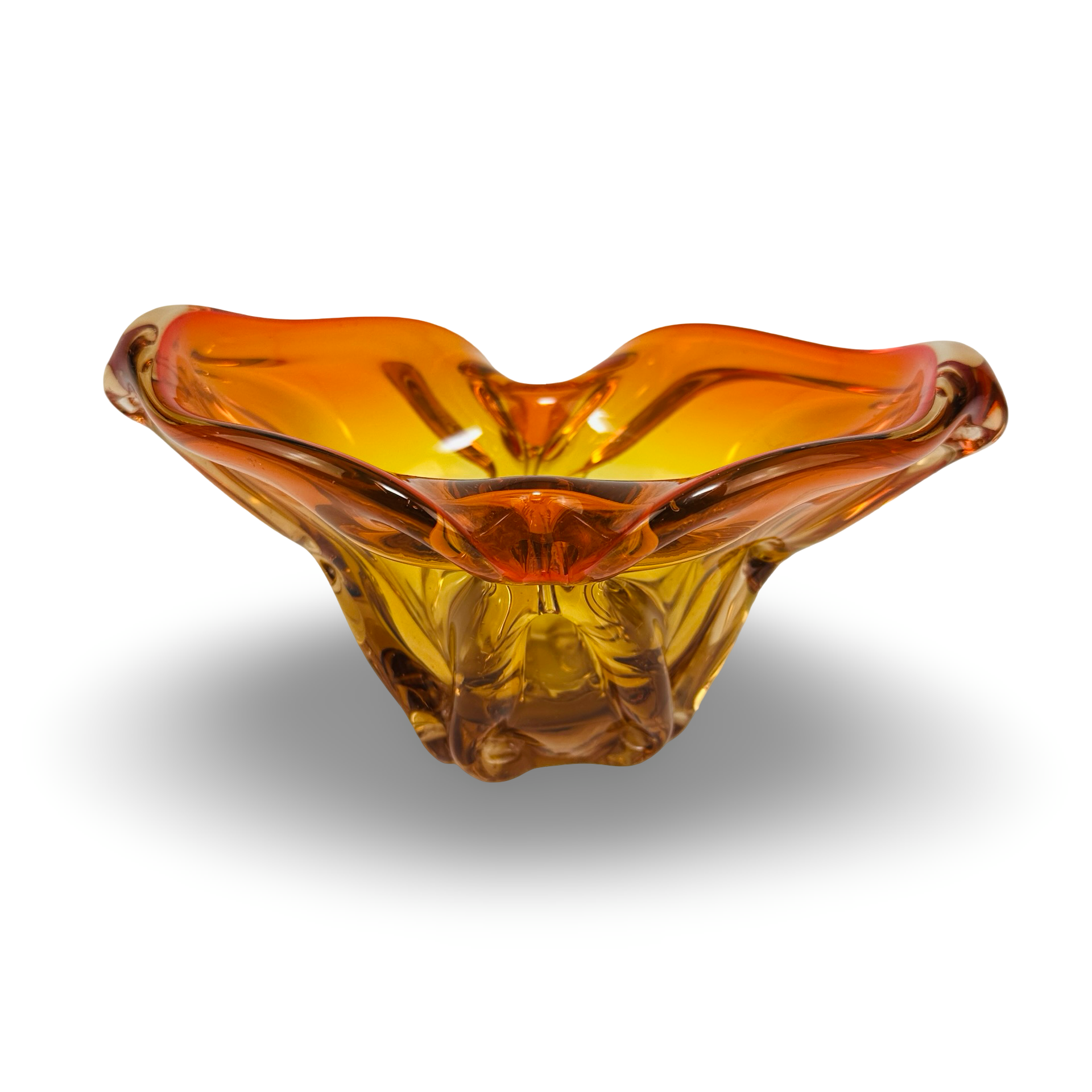 Freigeformte amber-orange Glasschale von Chřibská Sklárna, entworfen von Josef Hospodka in den 1960er Jahren, mit welligen Ecken und sternförmigem Boden