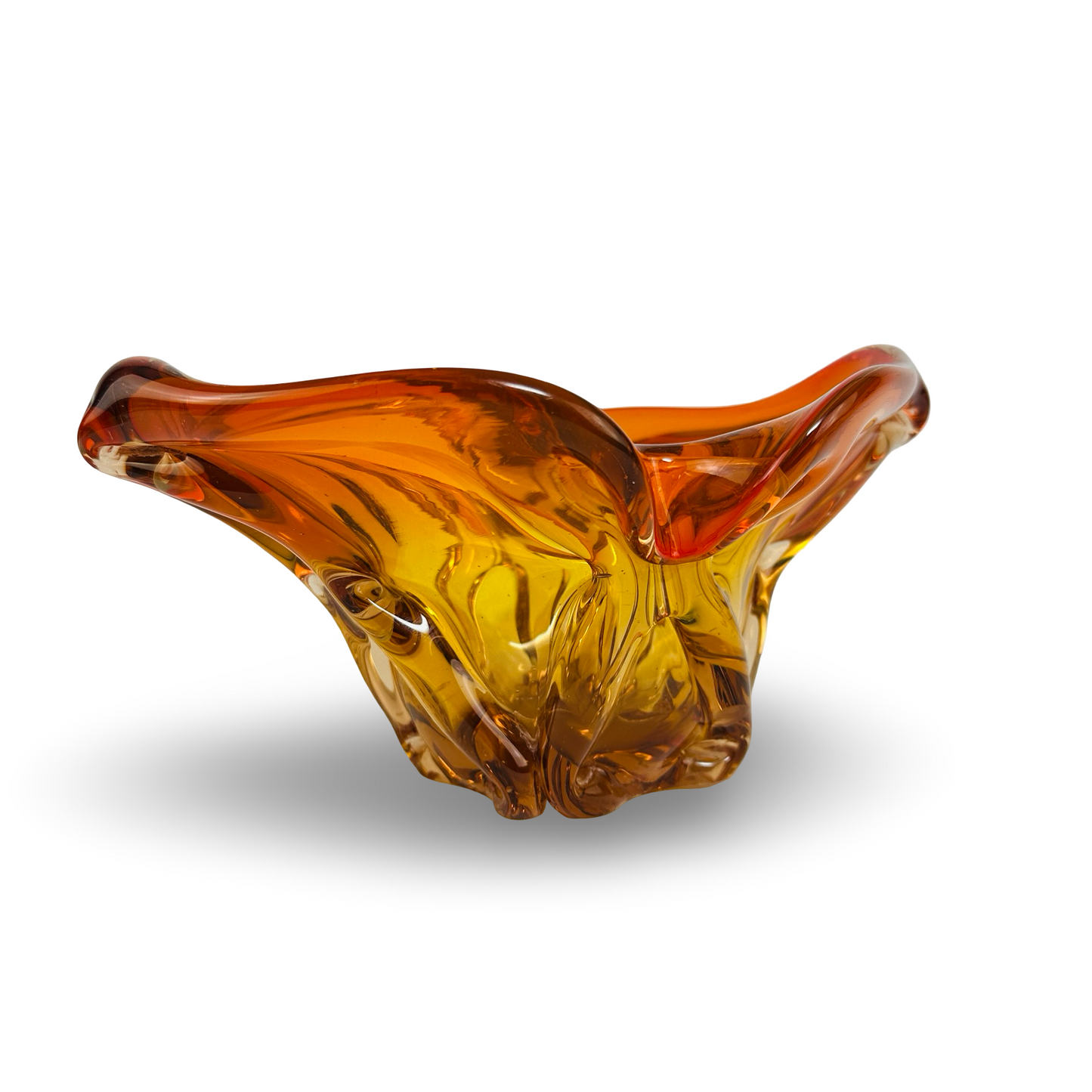 Freigeformte amber-orange Glasschale von Chřibská Sklárna, 1960er, vierzackiger Stern mit welligen Ecken, skulpturales Mid-Century-Design