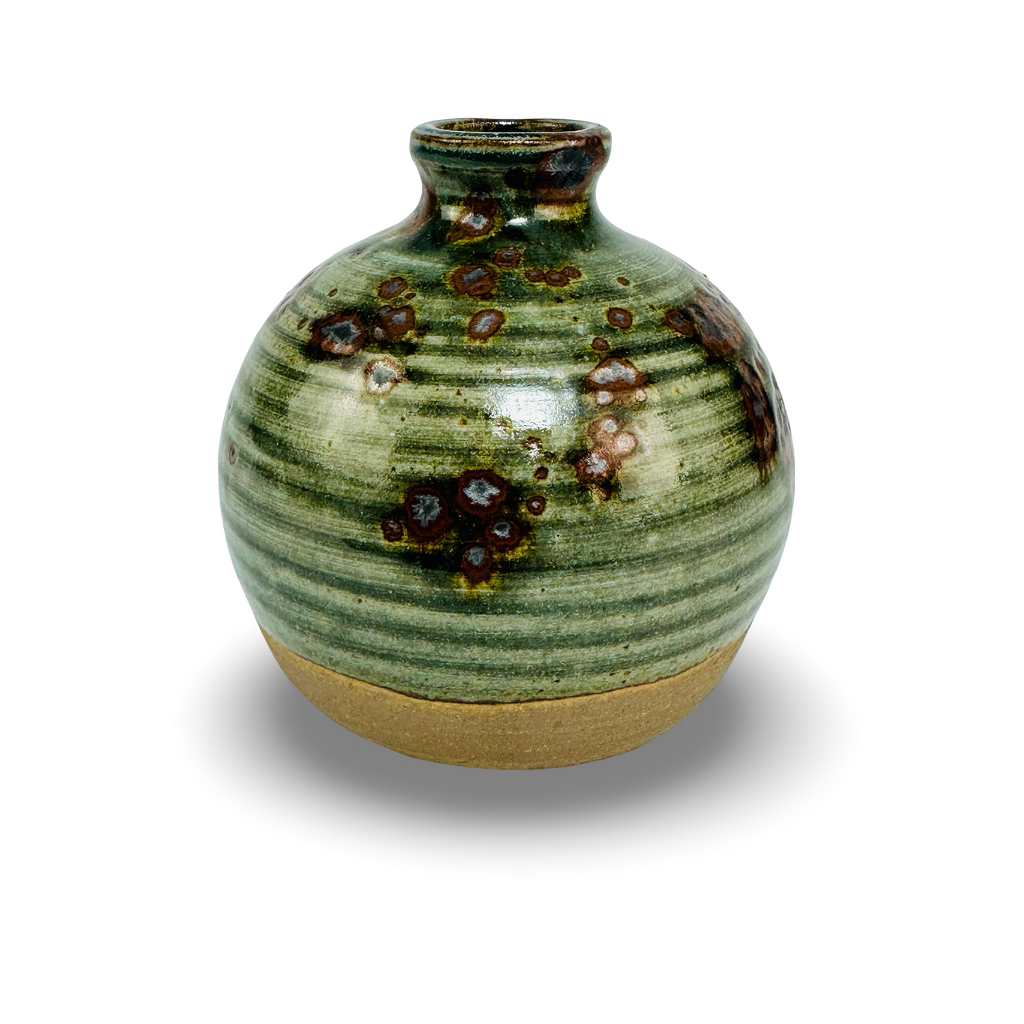 Kleine Studiokeramik-Kugelvase mit grüner Ascheglasur und Eisenspeck, handgedreht in Leach/Hamada-Tradition, signiert und unglasierter Steinzeug-Ring.