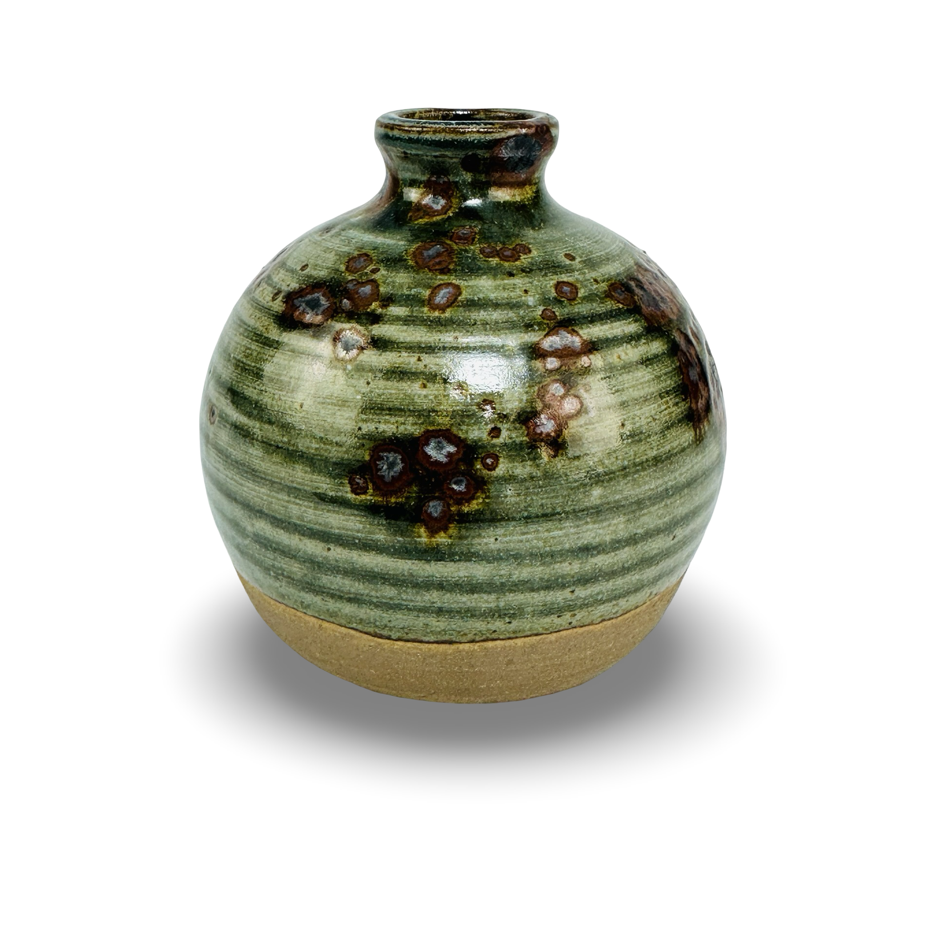 Kleine Studiokeramik-Kugelvase mit grüner Ascheglasur und Eisenspeck, handgedreht in Leach/Hamada-Tradition, signiert und unglasierter Steinzeug-Ring.