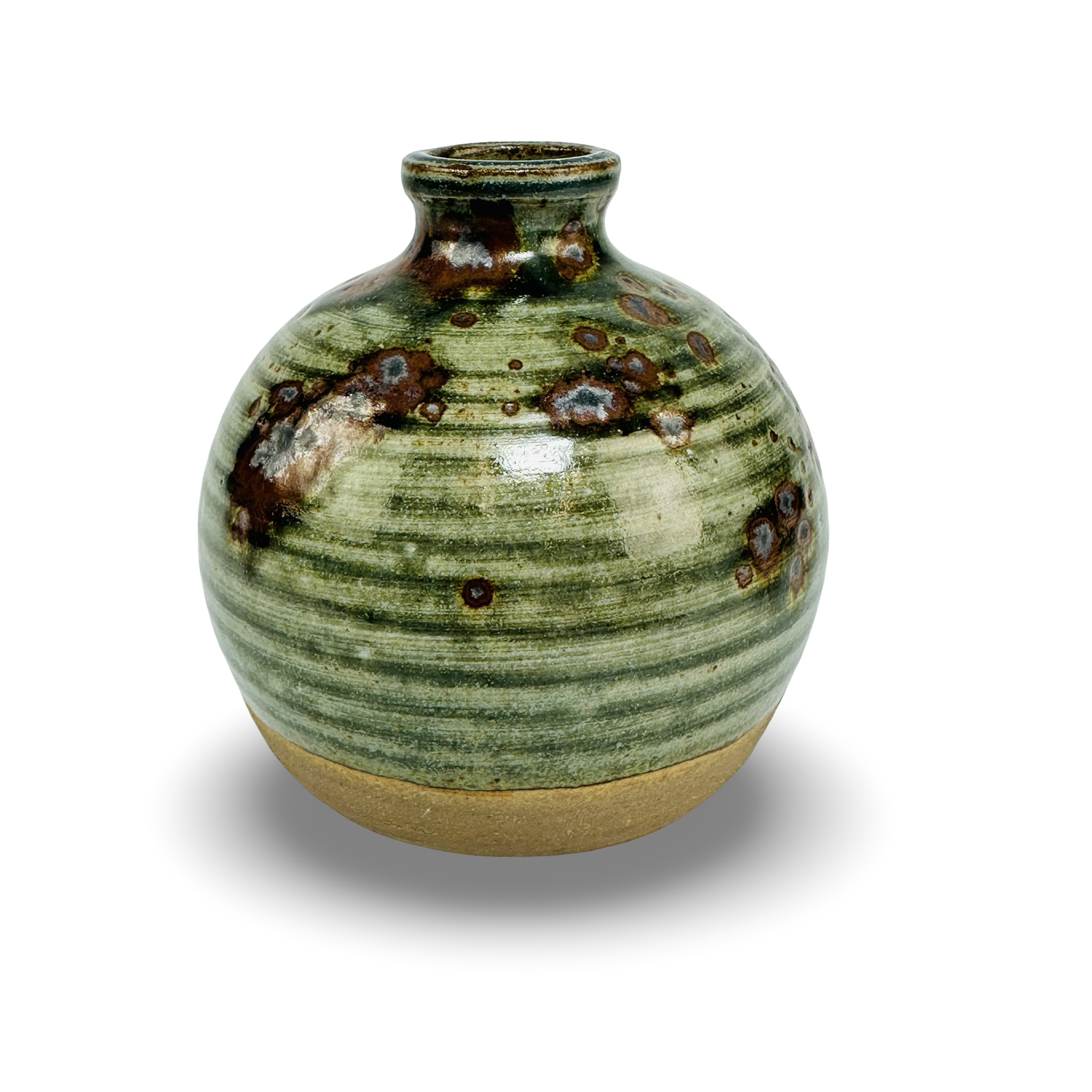 Kleine Studiokeramik-Kugelvase mit grüner Ascheglasur und Eisenspeck-Sprenkel, handgedreht, signiert, in Leach-/Hamada-Tradition.