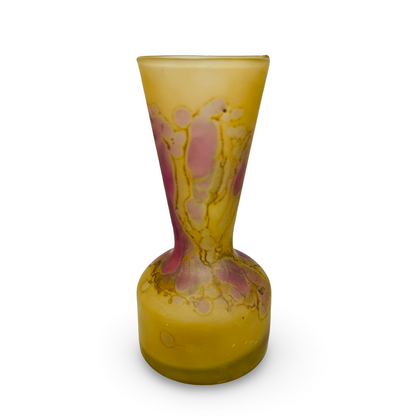 Vorderansicht der gelben Vase mit breitem Rundfuß, rosa Einschmelzungen und feinen dunklen Adern