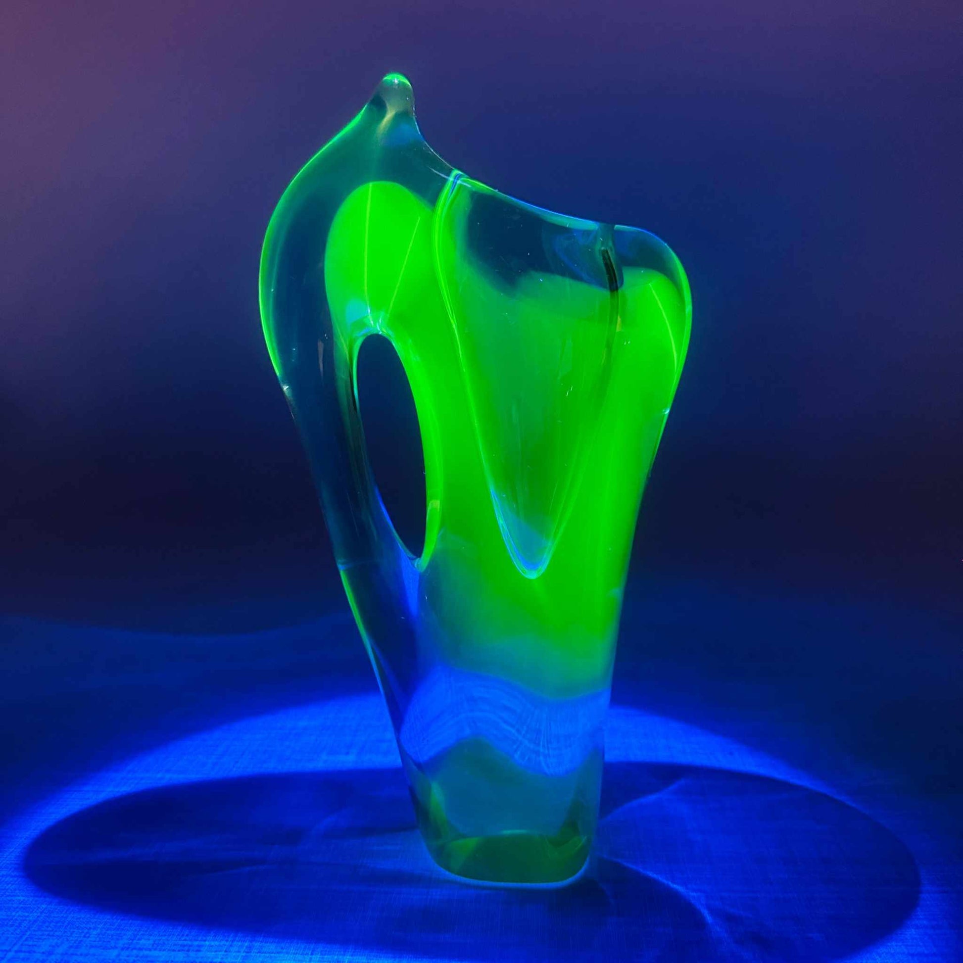 Emanuel Beránek Freeform-Vase Modell 5987 aus Uranglas von 1959, türkisgrün mit fluoriszierendem Neongrün, skulptural und mundgeblasen