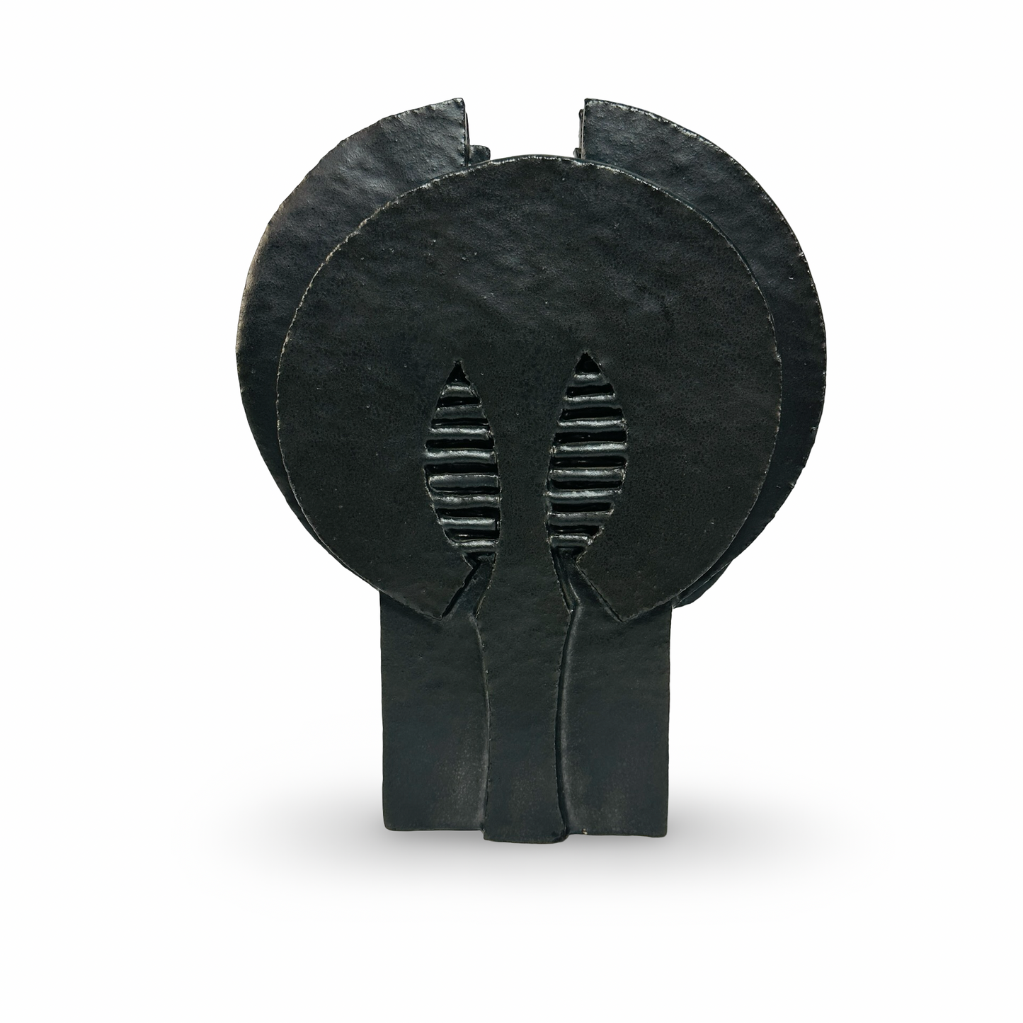 Abstrakte Studiokeramik-Skulptur schwarz glasiert mit kreisrunden Scheiben und feinen Lamellenstruktur aus Belgien 1970er Jahre