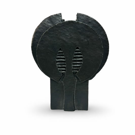Abstrakte Studiokeramik-Skulptur schwarz glasiert mit kreisrunden Scheiben und feinen Lamellenstruktur aus Belgien 1970er Jahre