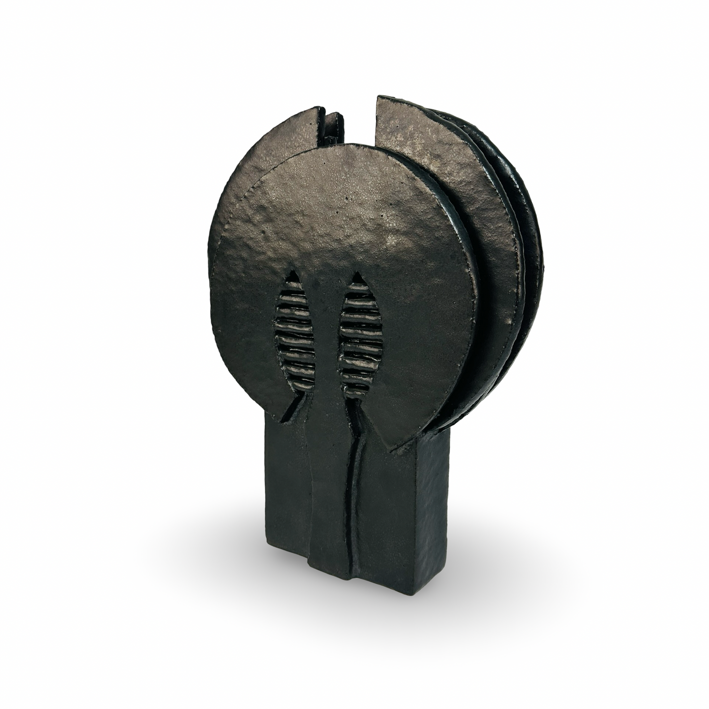 Schwarze abstrakte Studiokeramik-Skulptur mit kreisrunden, blattförmigen Einschnitten, 1970er Belgien, Perignem-Stil