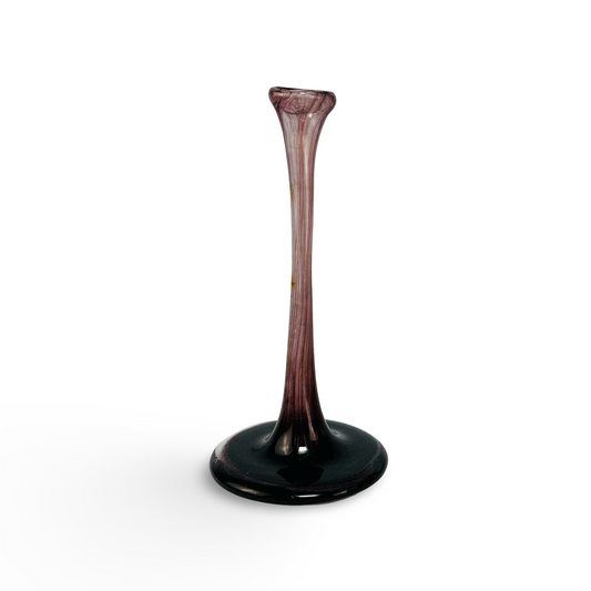 Gesamtansicht der schlanken Soliflore-Vase aus violett-weiß marmoriertem Glas mit schwarzem Fuß