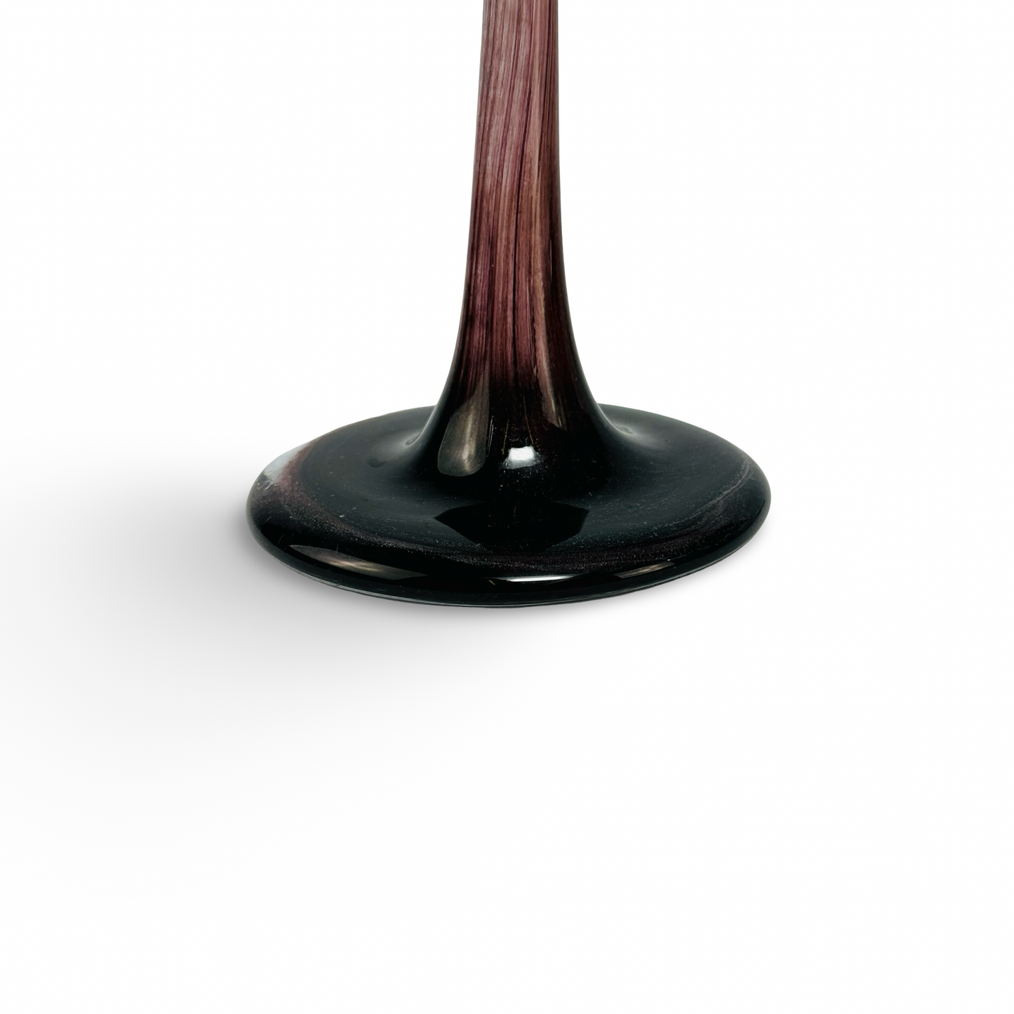 Schlanke Soliflore-Vase aus violett-weiß marmoriertem Glas mit schwarzem Fuß, mundgeblasen, Mitte 20. Jh.
