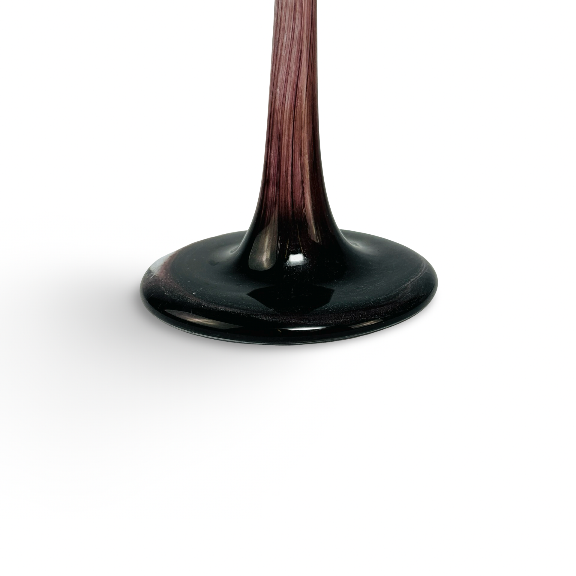 Schlanke Soliflore-Vase aus violett-weiß marmoriertem Glas mit schwarzem Fuß, mundgeblasen, Mitte 20. Jh.