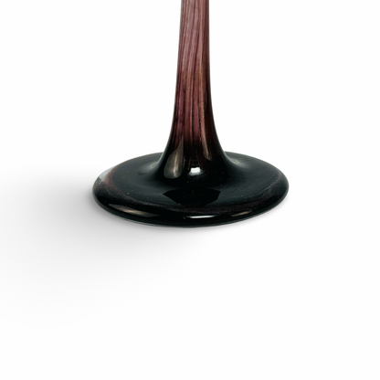 Detail des schwarzen Glasfußes an der schlanken, violett-weiß marmorierten Soliflore-Vase
