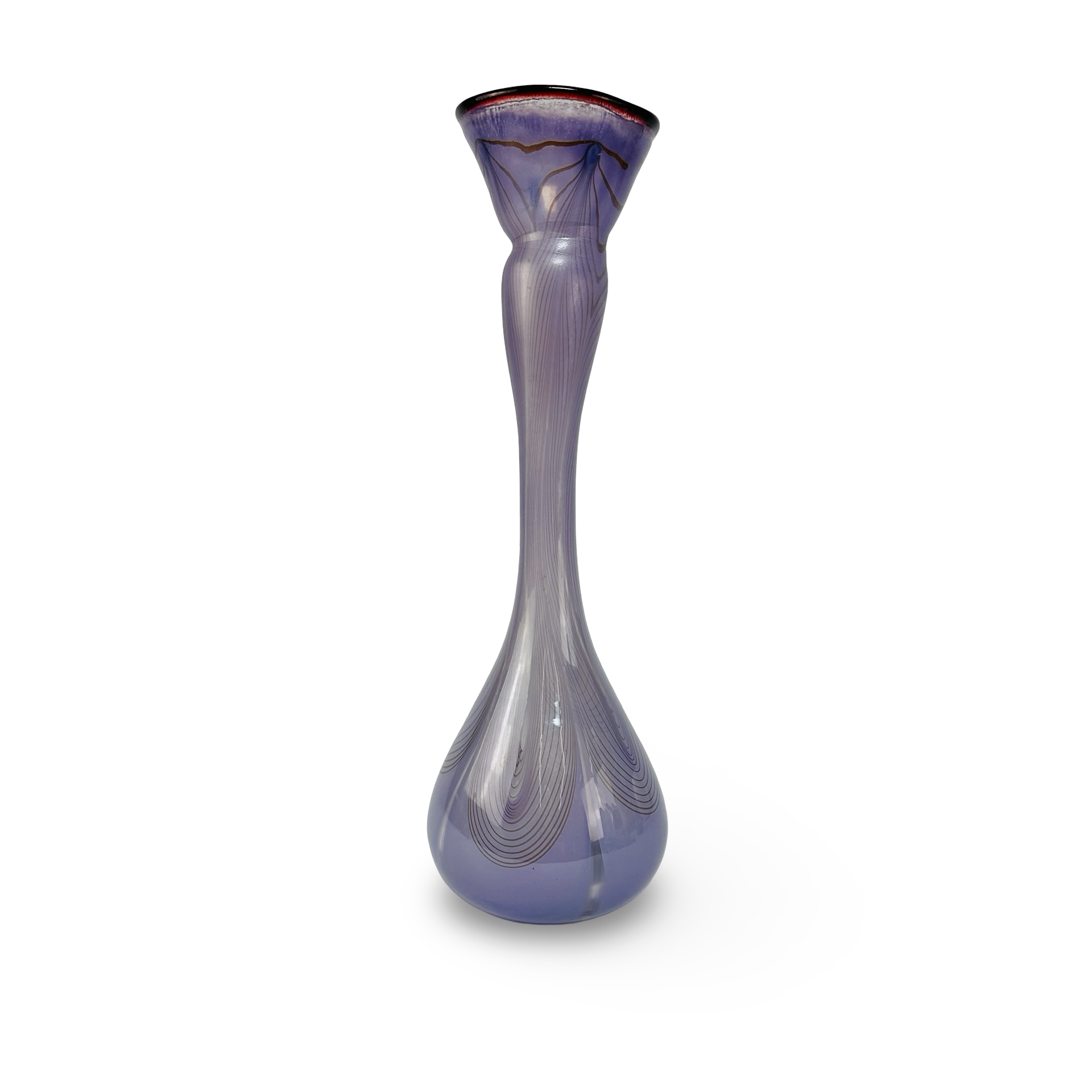 Erwin Eisch Studioglas-Vase irisierend mit Federzug-Dekor, signiert „Eisch 80“, Frauenau 1980, lilafarbener Glasvase mit trichterförmiger Mündung und zart schimmerndem Lüster