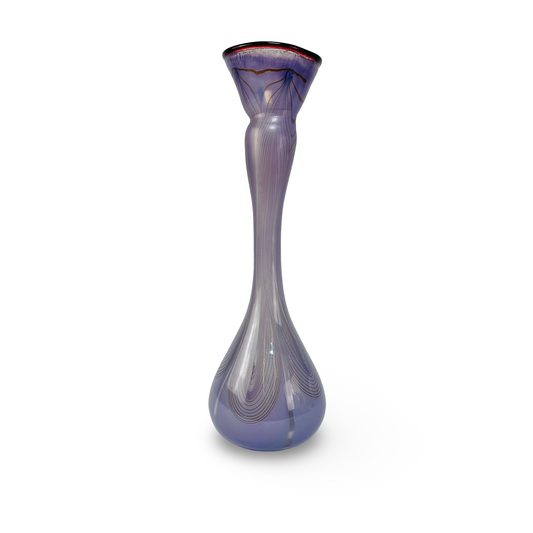 Erwin Eisch Studioglas-Vase irisierend mit Federzug-Dekor, signiert „Eisch 80“, Frauenau 1980, lilafarbener Glasvase mit trichterförmiger Mündung und zart schimmerndem Lüster
