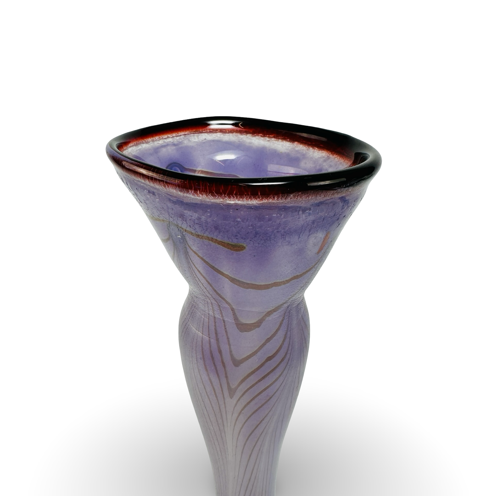 Erwin Eisch Studioglas-Vase von 1980 mit irisierendem lilafarbenem Federzug-Dekor und rotem Mündungsrand