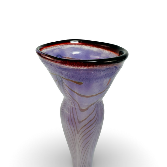 Erwin Eisch Studioglas-Vase von 1980 mit irisierendem lilafarbenem Federzug-Dekor und rotem Mündungsrand