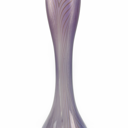 Seitenansicht der lila schimmernden Studioglas-Vase von Erwin Eisch mit Federzug-Dekor, 1980
