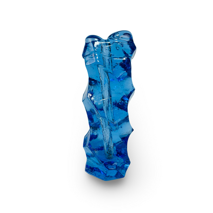Rückansicht der massiven blauen Stubbavas mit plastischem Baumstumpf-Muster aus Glas