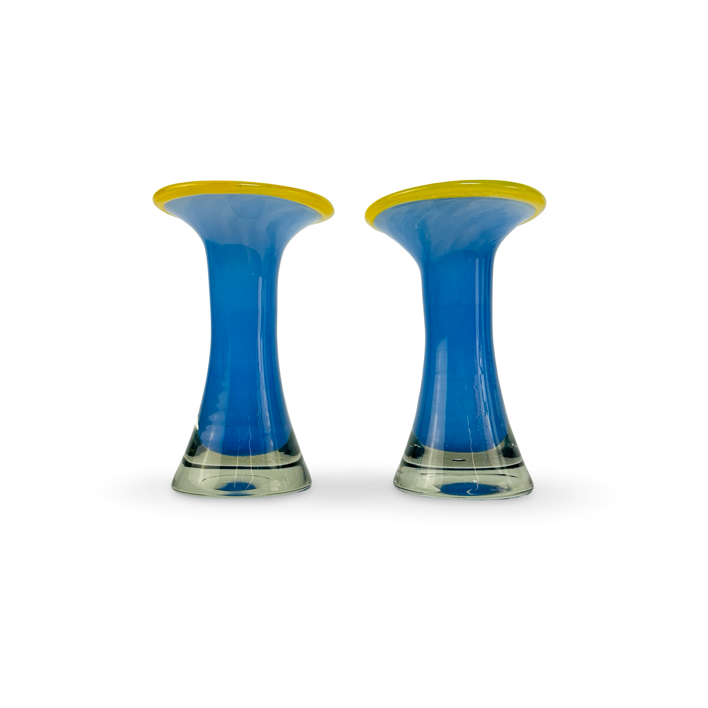 Paar mundgeblasene Solifleurvasen aus blauem Opalglas mit gelbem Rand, 1960er/70er Jahre