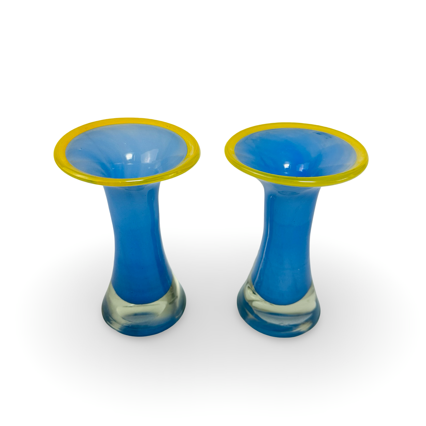 Paar mundgeblasener Solifleurvasen aus blauem Opalglas mit gelbem Rand, 1960er/70er Jahre