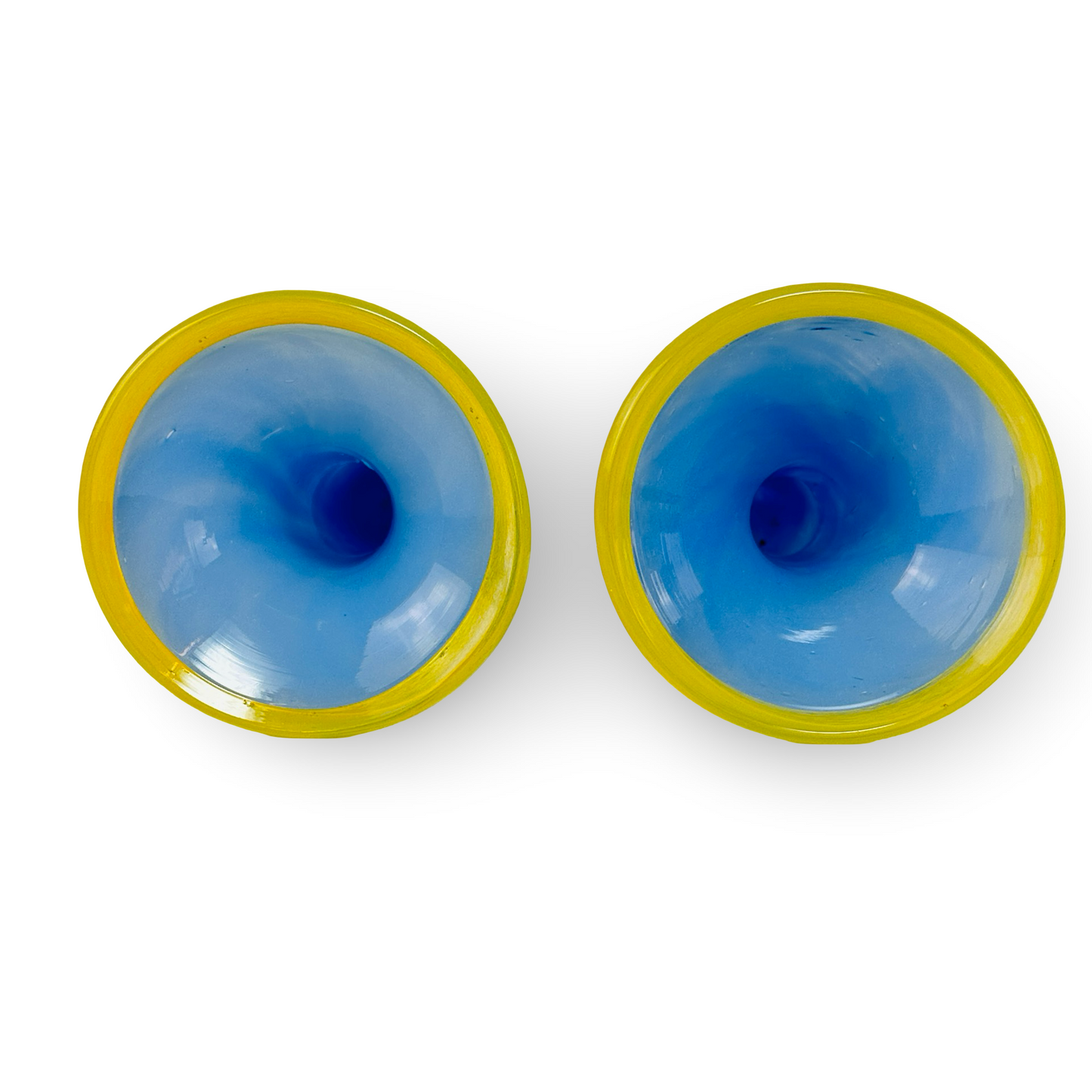 Paar mundgeblasener Solifleurvasen aus blauem Opalglas mit gelbem Rand aus den 1960er/70er Jahren