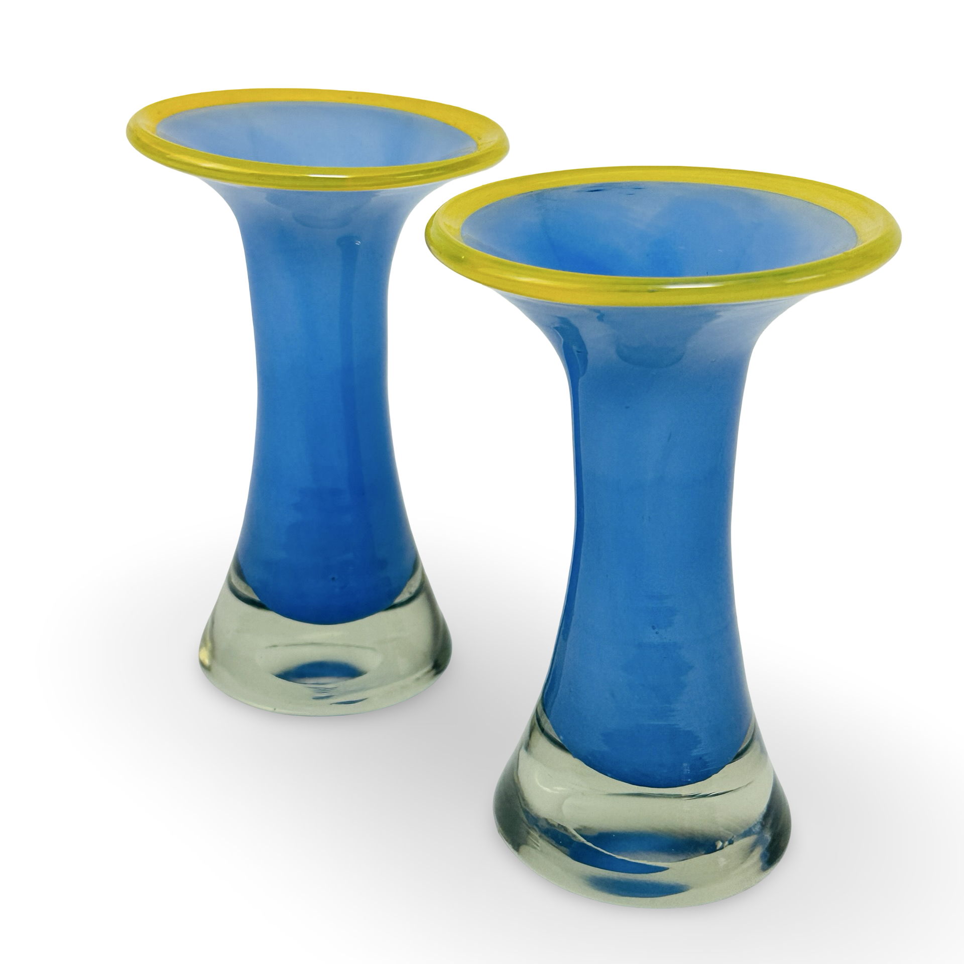 Paar mundgeblasener Solifleurvasen aus blauem Opalglas mit gelbem Rand aus den 1960ern