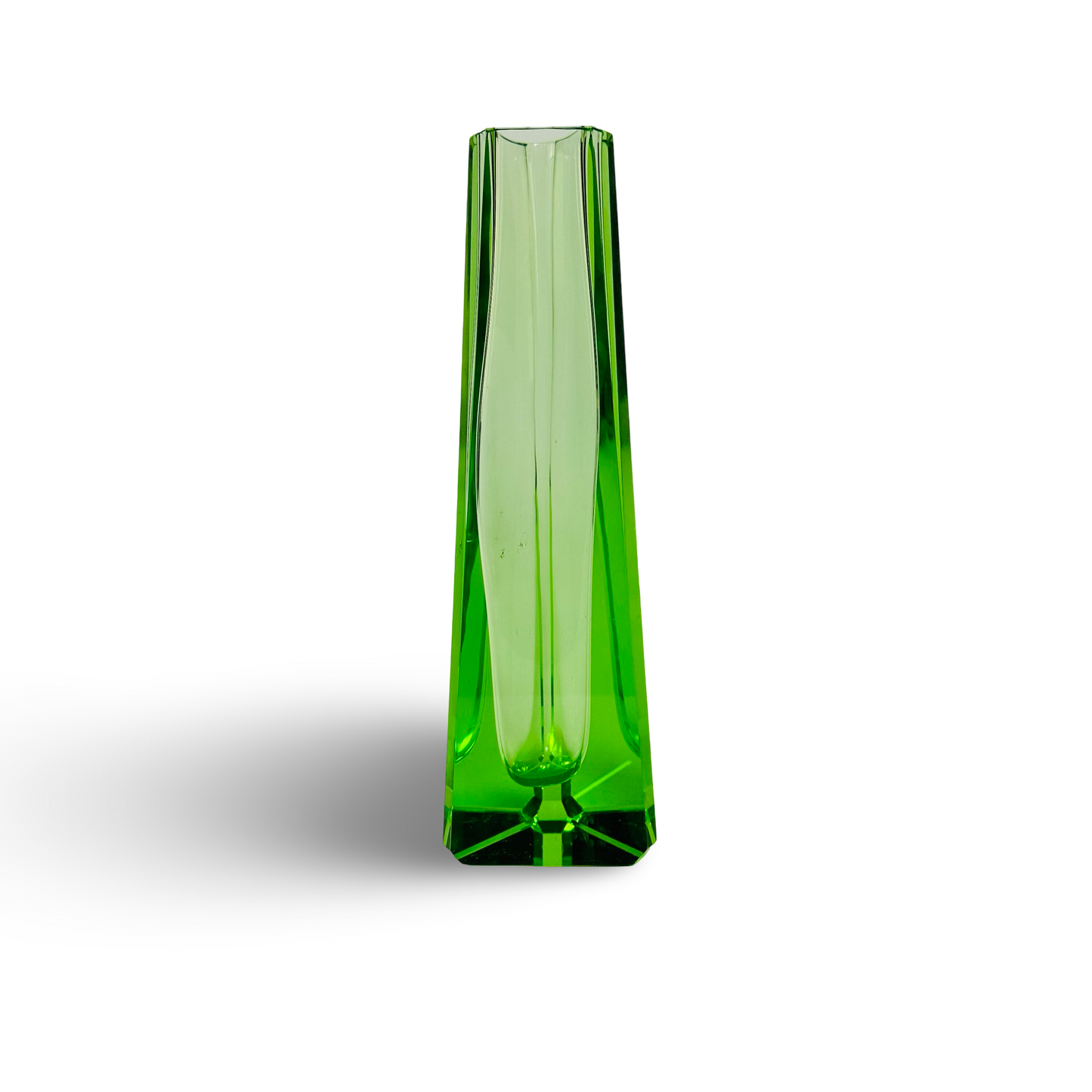 Grüne dreieckige Murano Sommerso Vase im Mandruzzato-Stil der 1960er/70er Jahre mit polierten Facetten und hellem Kern