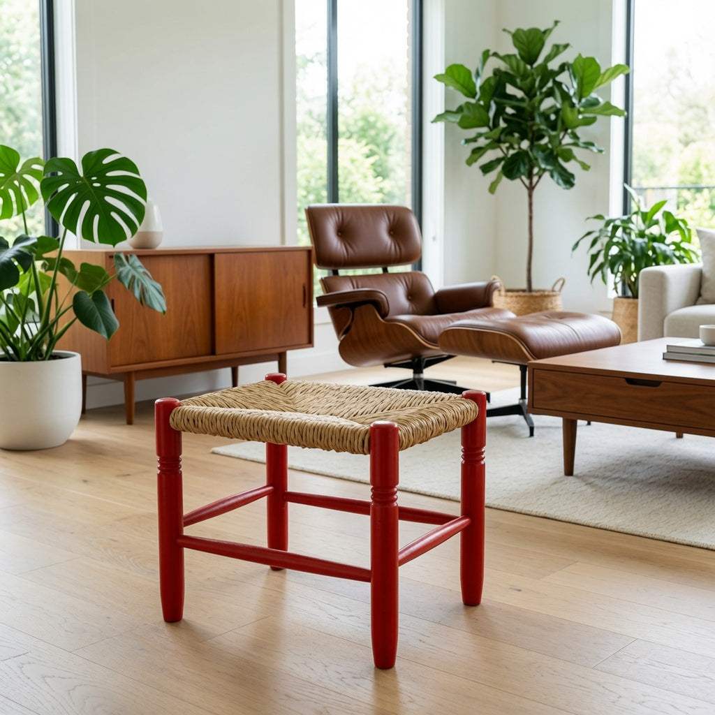 Italienischer Hocker mit rot lackiertem Holzgestell und handgeflochtener Bast-Sitzfläche aus den 1960er Jahren