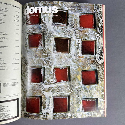 Aufgeschlagene Domus-Ausgabe Nummer 408 mit reliefartigem Cover in Rot und Weiß