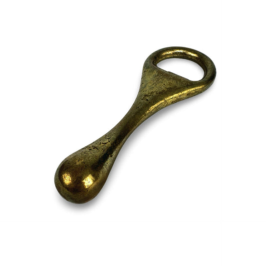 Messing Flaschenöffner, Schrägansicht mit kugeligem Griffende und warmer Patina