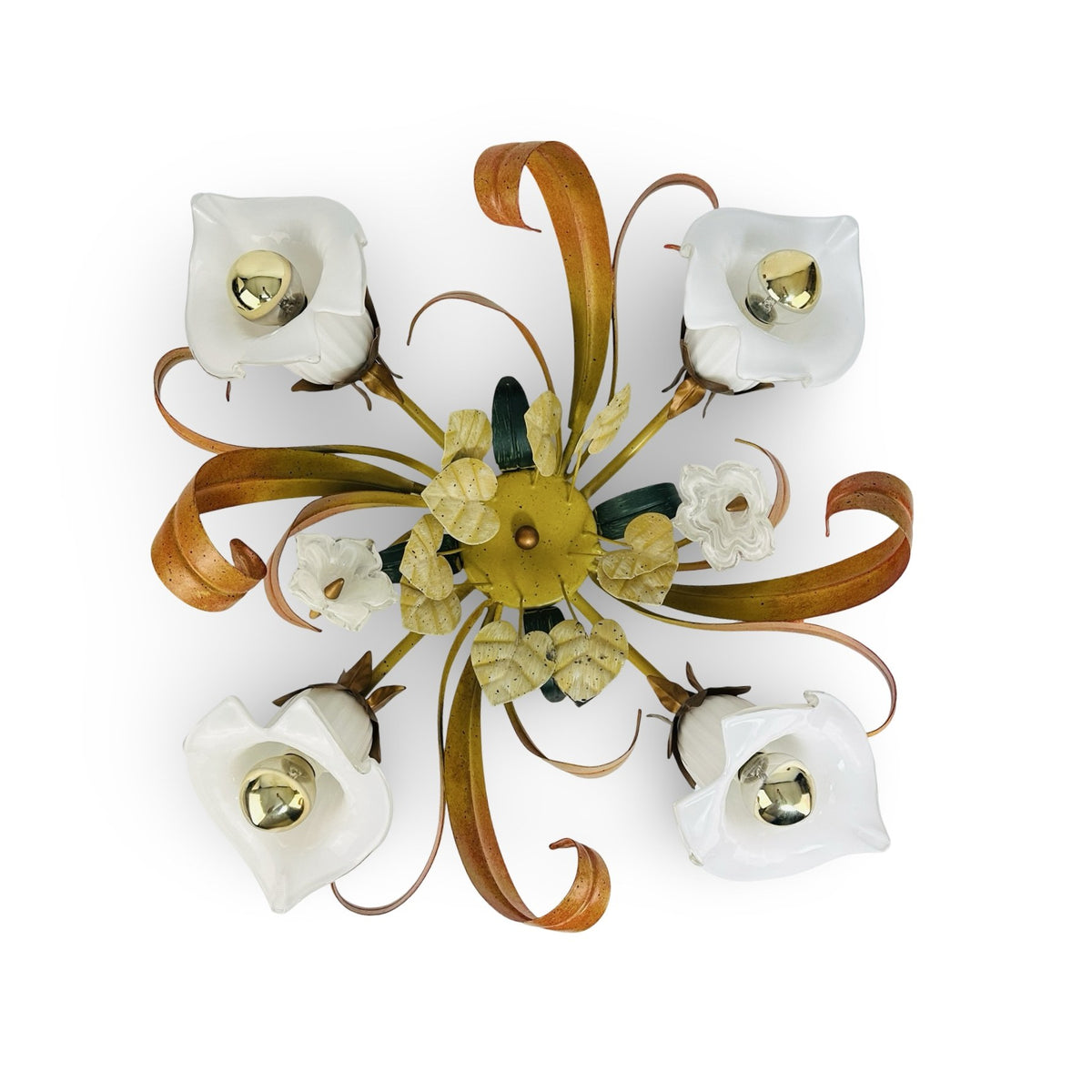 Vintage Florentiner Deckenleuchte aus Italien mit vier Calla-Glasschirmen und bemalten Blechblättern, Ansicht von unten auf Weiß