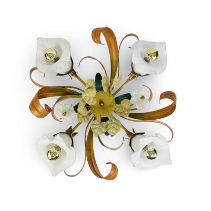 Vintage Florentiner Deckenleuchte aus Italien mit vier Calla-Glasschirmen und bemalten Blechblättern, Ansicht von unten auf Weiß