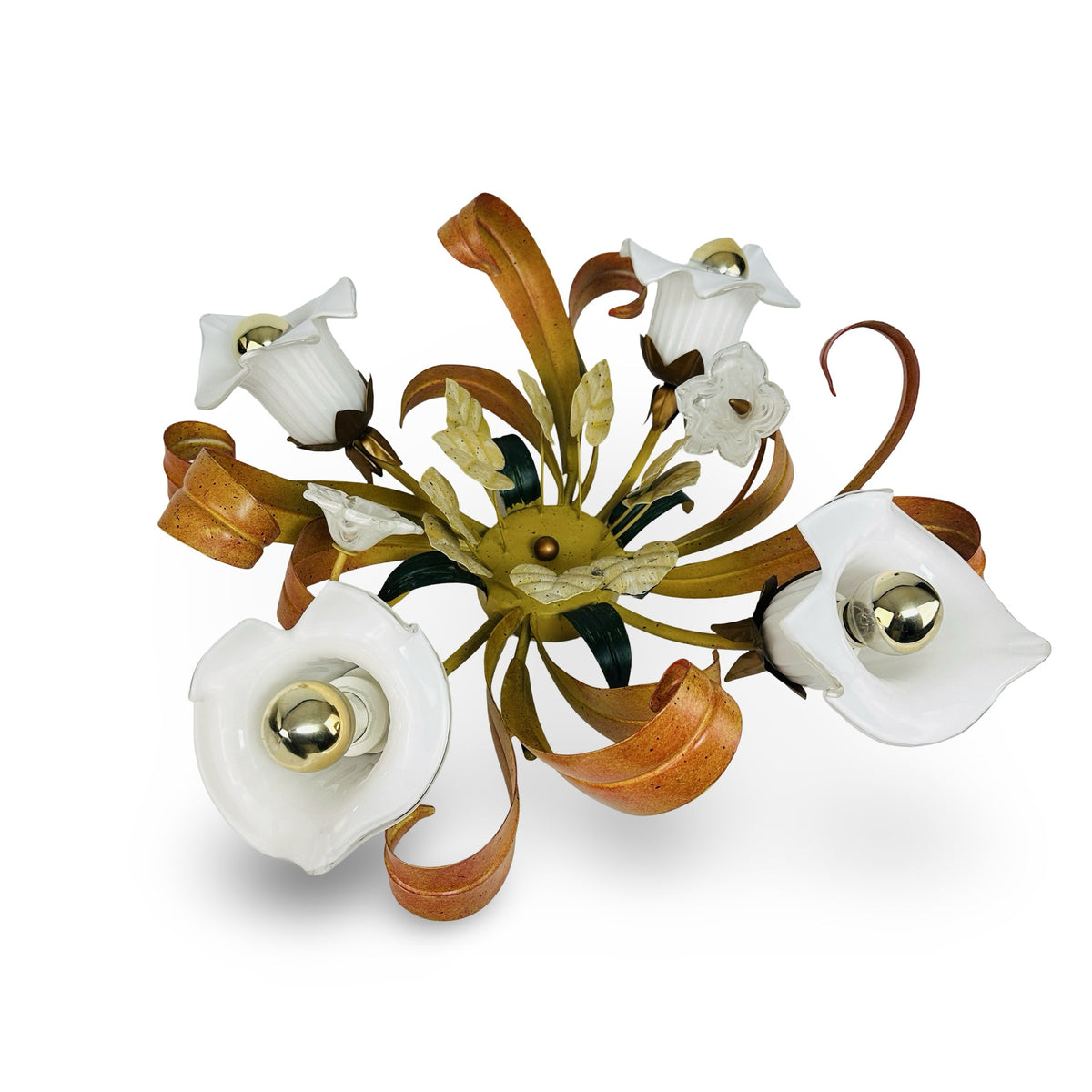 Dreiviertelansicht der italienischen Tôle-Deckenleuchte mit Calla-Glasschirmen, Glasblüten und grünen sowie cremefarbenen Blättern