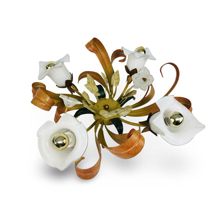 Dreiviertelansicht der italienischen Tôle-Deckenleuchte mit Calla-Glasschirmen, Glasblüten und grünen sowie cremefarbenen Blättern