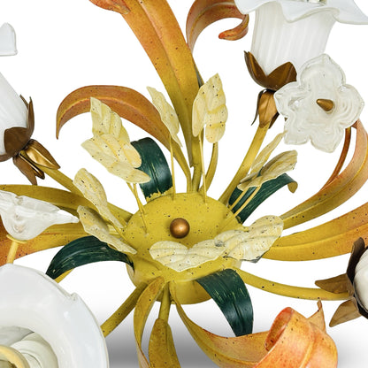 Detail der gelben Deckenrosette mit Messingknauf, cremefarbenen Herzblättern mit Spritzdekor und dunkelgrünen Blättern