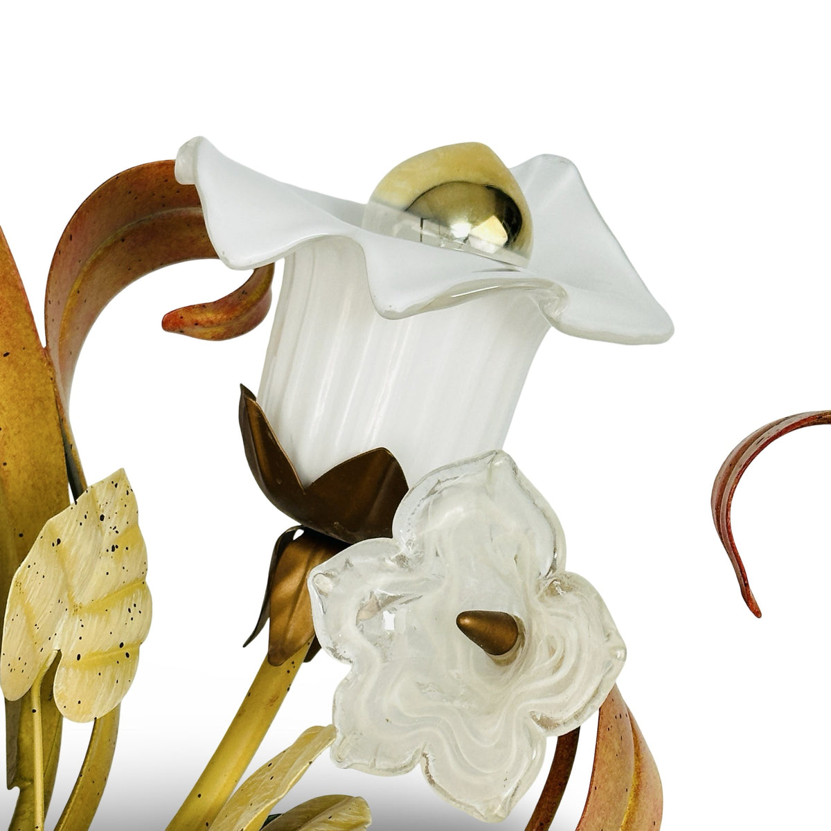Detail eines Calla-Glasschirms mit geripptem Kelch aus weißem Opalglas und einer klaren Glasblüte mit weißen Schlieren