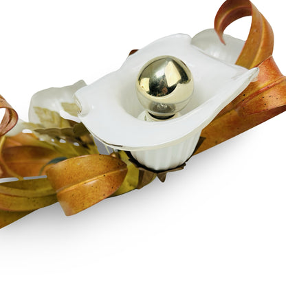 Detail eines Calla-Glasschirms aus weißem Opalglas mit klarem, welligem Rand und bronzefarbenem Blütenkelch