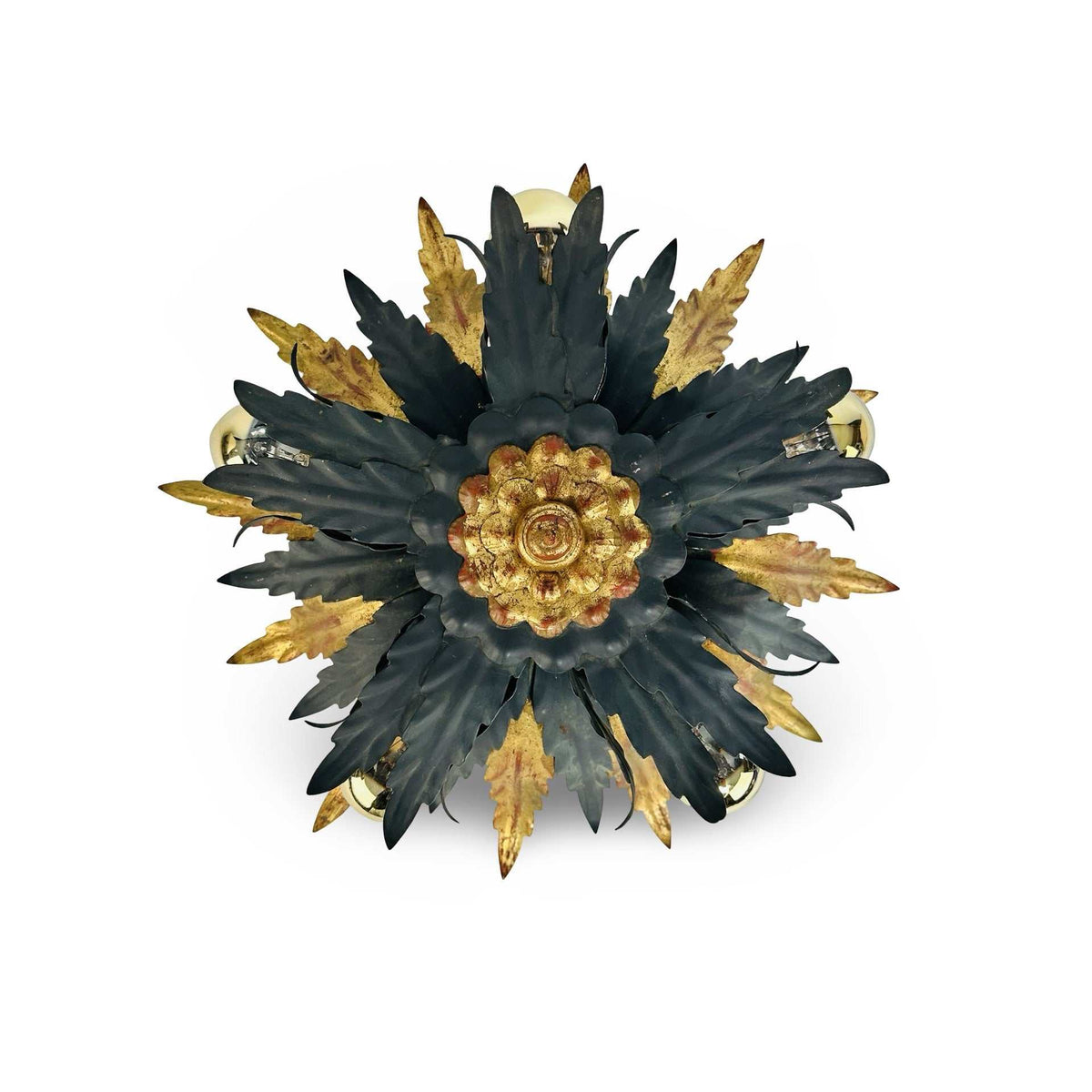 Florentiner Deckenleuchte von unten, vergoldete Rosette im Kranz aus dunkelgrünen und goldenen Blättern
