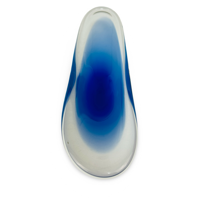 Draufsicht auf die blaue Glasschale mit tiefblauem Kern und Übergang zu Klarglas