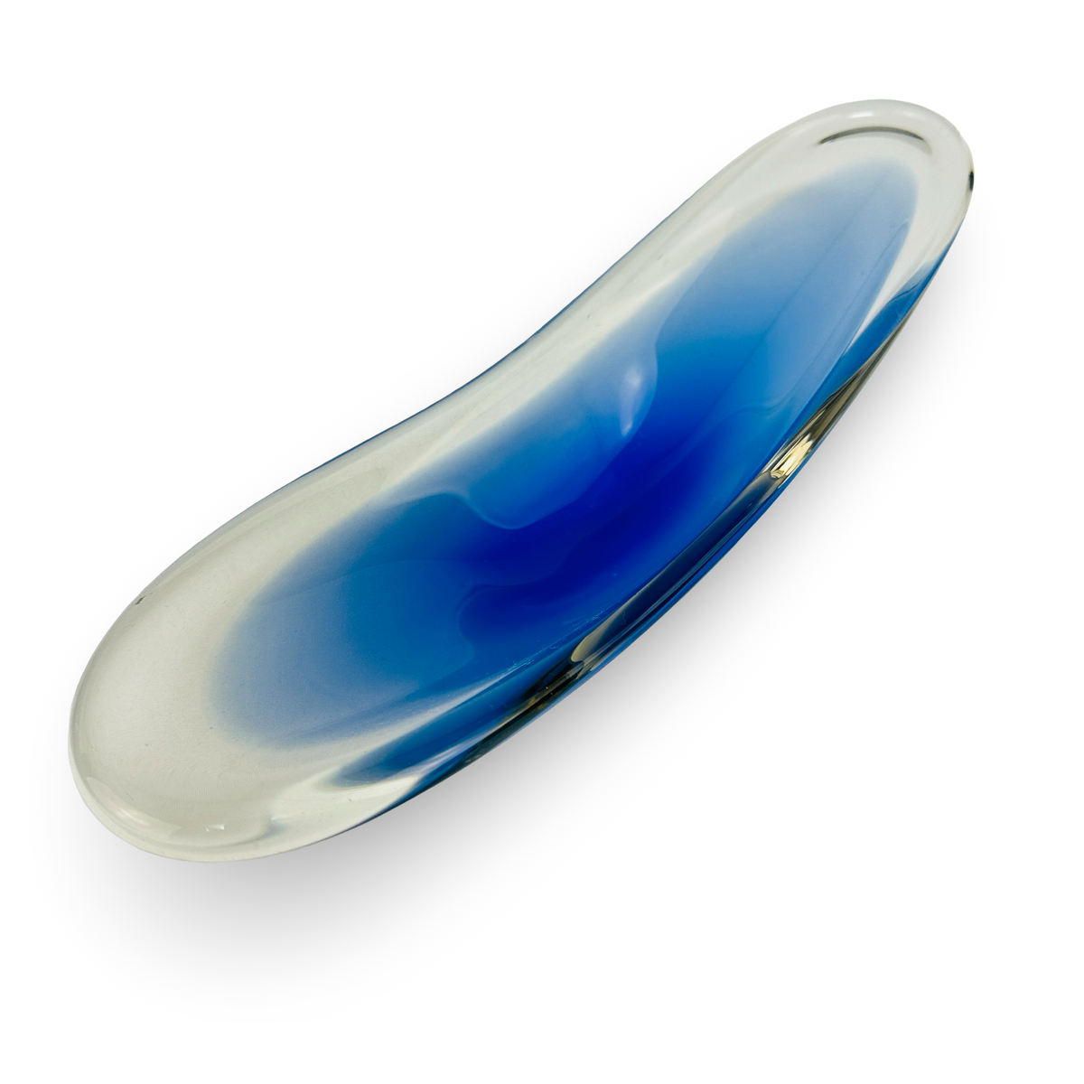 Schrägansicht von oben in das Innere der langgestreckten blauen Kunstglasschale