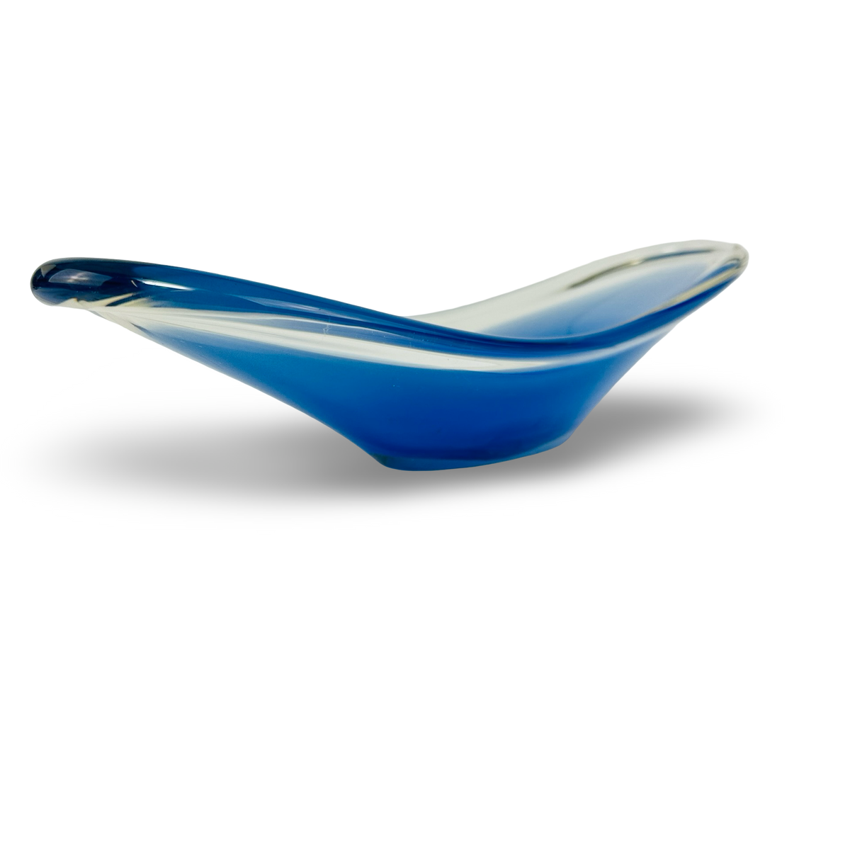 Seitenansicht der blauen Schale mit weit ausschwingendem Ende und verdicktem Rand