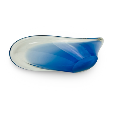 Unteransicht der blauen Coquille-Schale mit ovaler, satinierter Standfläche