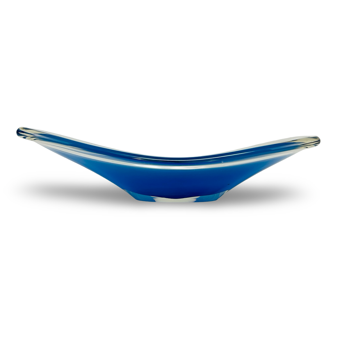 Weitere Seitenansicht der blauen Flygsfors Coquille Schale im Profil