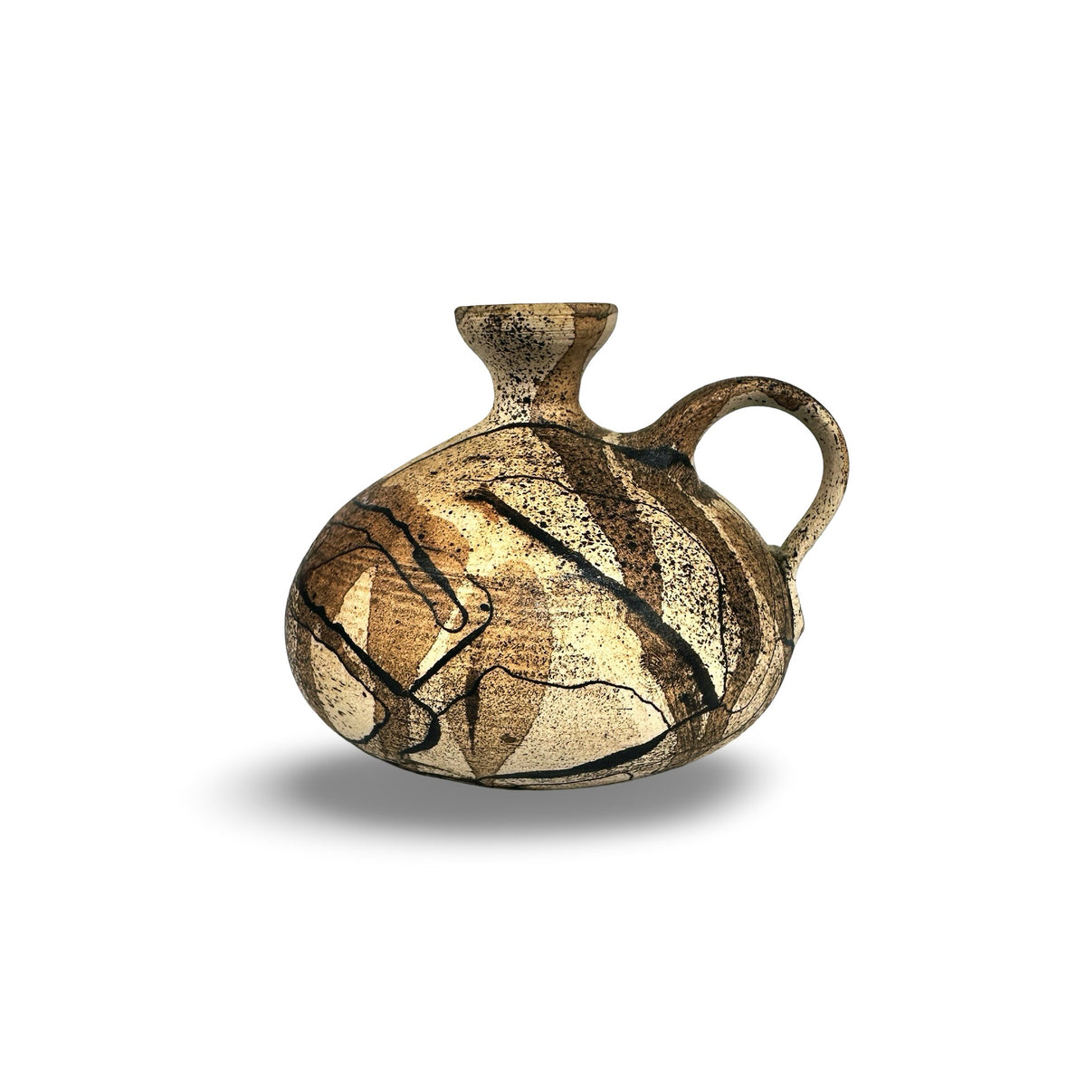 Vase à anse Gerhard Liebenthron de 1962, vue latérale avec anse à droite, fond sable à décor au pinceau ocre-brun et lignes noires