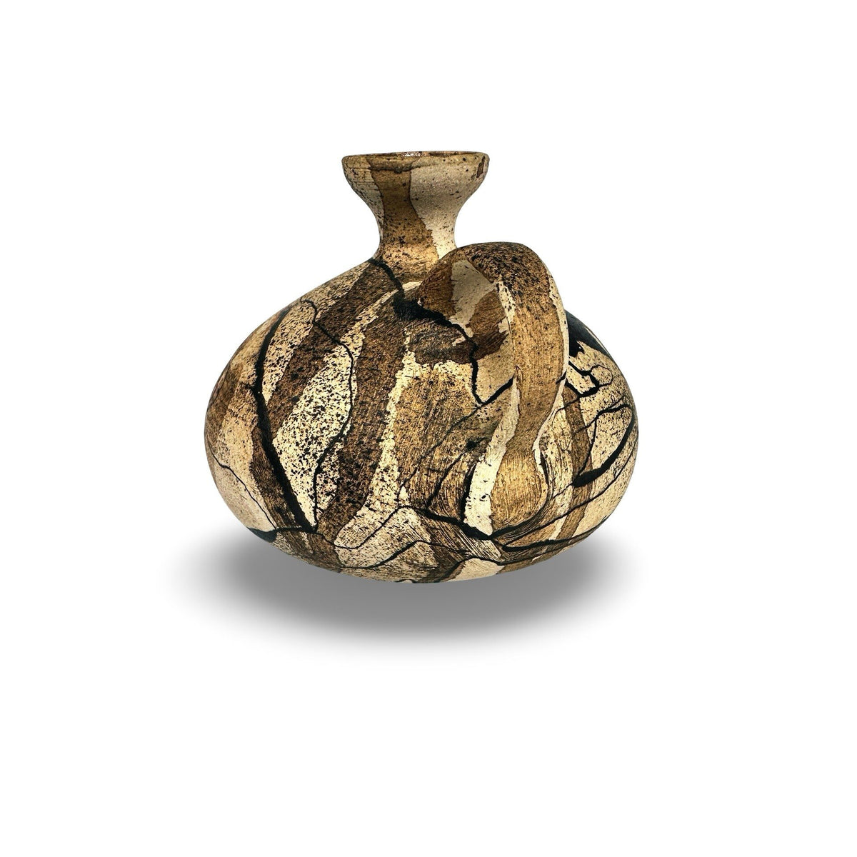 Vase à anse Gerhard Liebenthron, vue côté anse avec anse en ruban et bandes brunes au pinceau