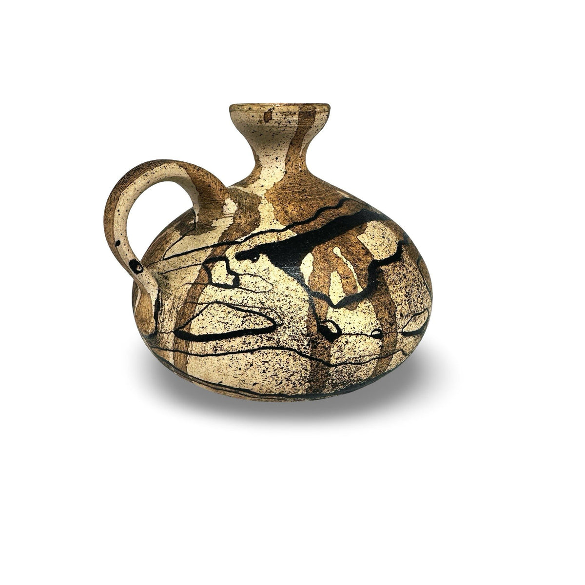 Vase à anse vintage Liebenthron, vue latérale avec anse à gauche, boucles noires et éclaboussures sombres sur fond clair