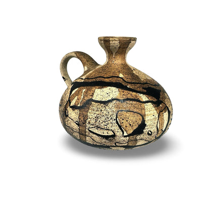 Vase en céramique Gerhard Liebenthron, vue de trois quarts avec col et anse, décor abstrait sable, ocre, brun et noir