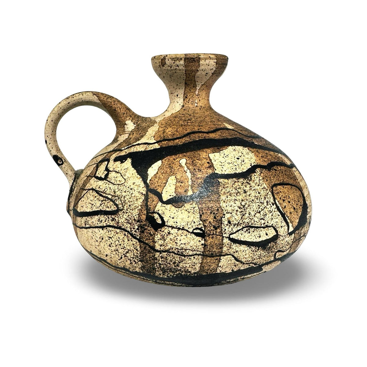 Céramique d'atelier mid-century de Gerhard Liebenthron, vue latérale rapprochée avec anse à gauche, boucles noires et traces de tournage sur le corps globulaire aplati